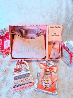 🩷🩷Juicy Couture Pink Suede Shoulder Bag with Heart Charm coin purse 🩷🩷